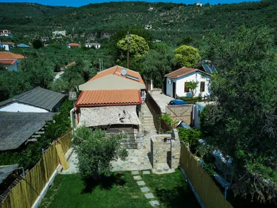 Drone: η Villa Elena από ψηλά, αυλή και σκεπή στην Άφησσο