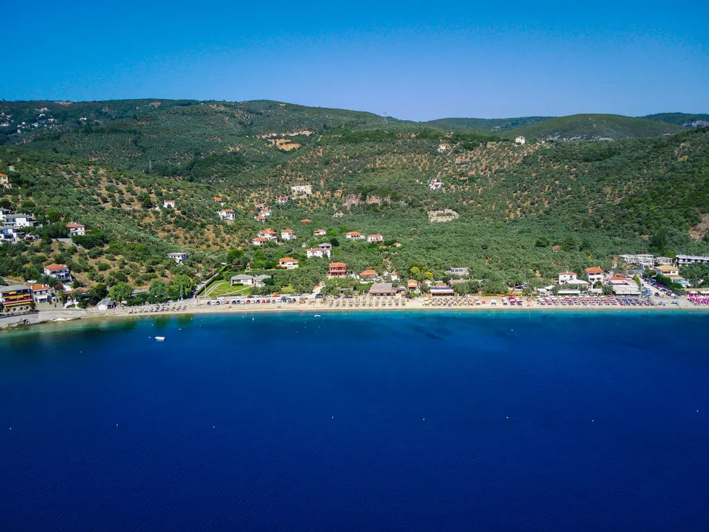Drone: παραλία Αφήσσου και θέση της Villa Elena στον Παγασητικό