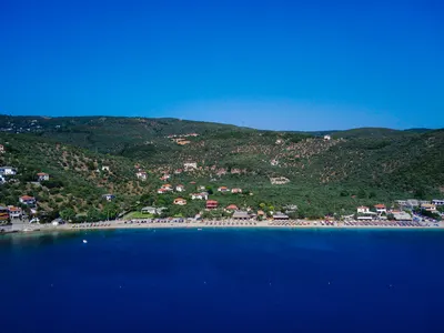 Εναέρια άποψη του κόλπου και της κεντρικής παραλίας Αφήσσου
