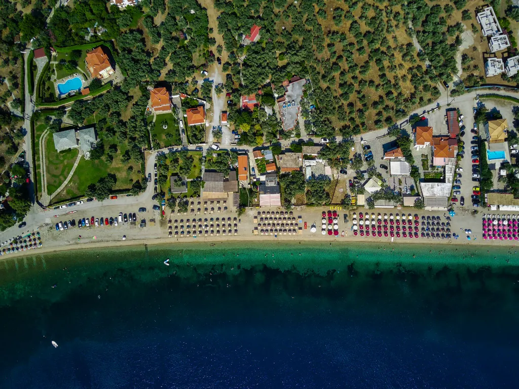 Drone: κήπος Villa Elena και απόσταση μέχρι το κύμα