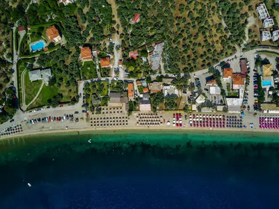 Drone: κήπος Villa Elena και απόσταση μέχρι το κύμα