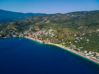 Εναέρια λήψη οικισμού Αφήσσου και θάλασσας Πηλίου