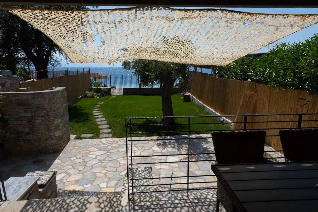 Σκίαση στην αυλή της Villa Elena και θέα στη θάλασσα της Αφήσσου