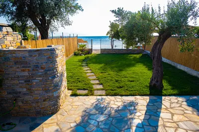 Πλάγια όψη αυλής Villa Elena προς την παραλία Αφήσσου