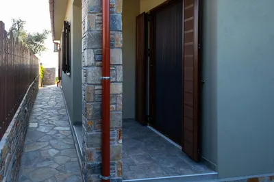 Λεπτομέρεια κήπου στη Villa Elena δίπλα στη θάλασσα