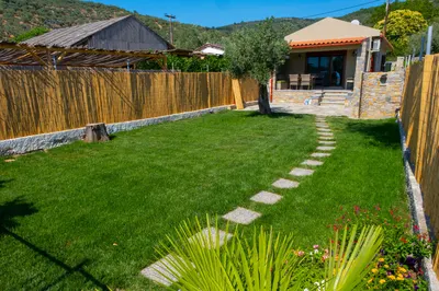Γκαζόν και πέτρινο μονοπάτι προς τη Villa Elena στο Πήλιο