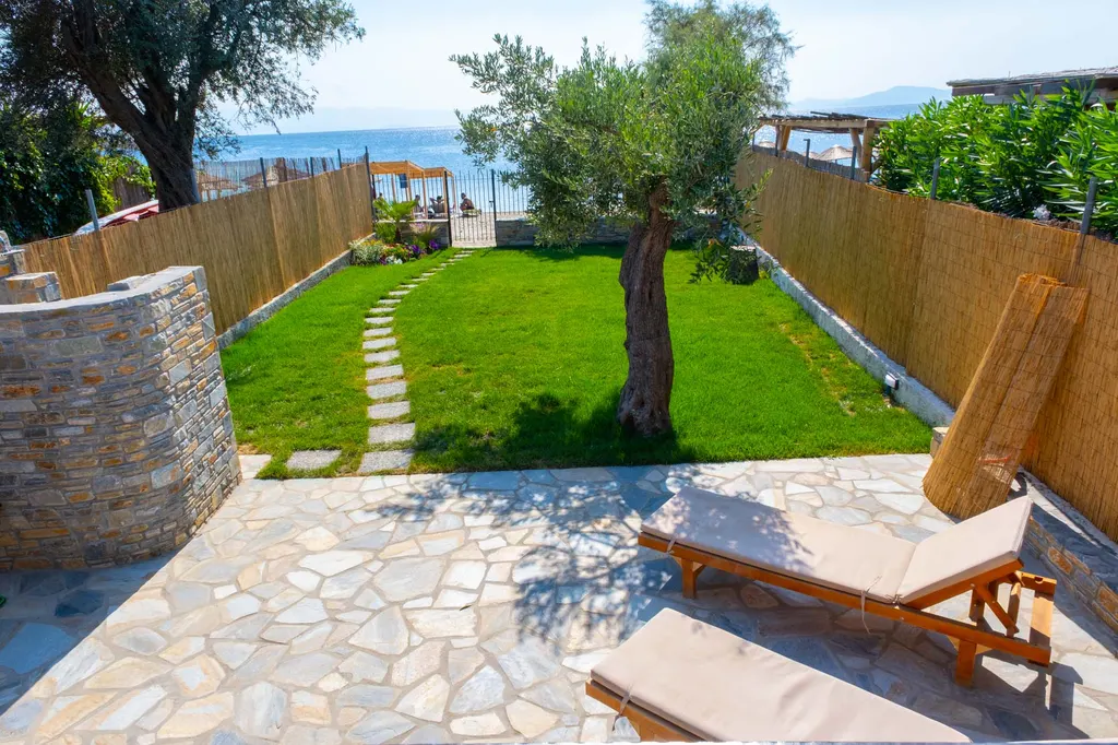 Κήπος της Villa Elena με την παραλία Αφήσσου στο βάθος
