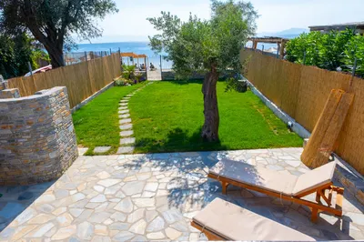 Κήπος της Villa Elena με την παραλία Αφήσσου στο βάθος