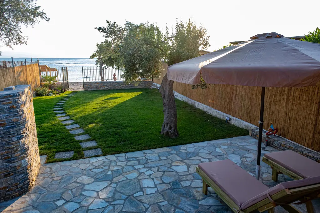 Πράσινο γκαζόν και πέτρινη αυλή στη Villa Elena, Άφησσος