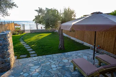 Πράσινο γκαζόν και πέτρινη αυλή στη Villa Elena, Άφησσος