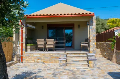 Καλοκαιρινή αυλή της Villa Elena στην κεντρική παραλία Αφήσσου